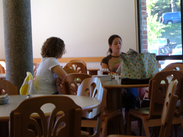 Students eating at FAKA